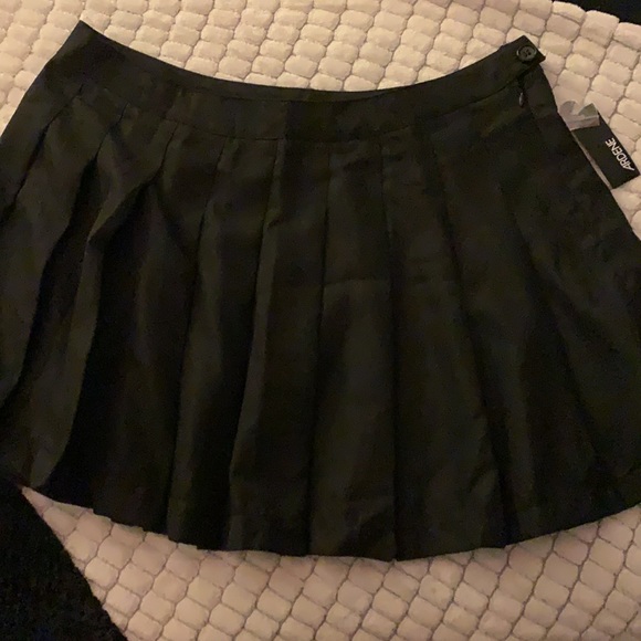 Black and white skirt - Picture 2 of 4